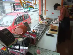 Preparing kimbap in Guryongpo restaurant