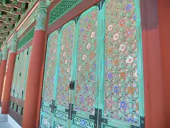 Elaborate panelling at Unmunsa