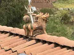 Chinchero roof animals